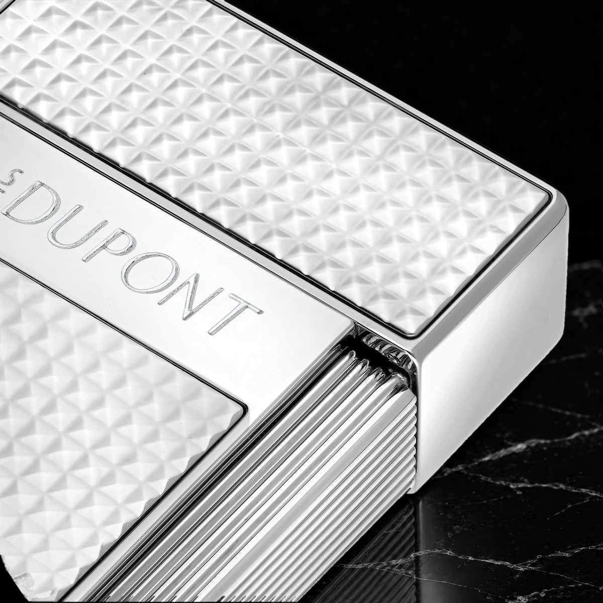 Close-up of the S.T. Dupont Biggy Diamond Head guilloché, engraved signature band and fluted chrome roller