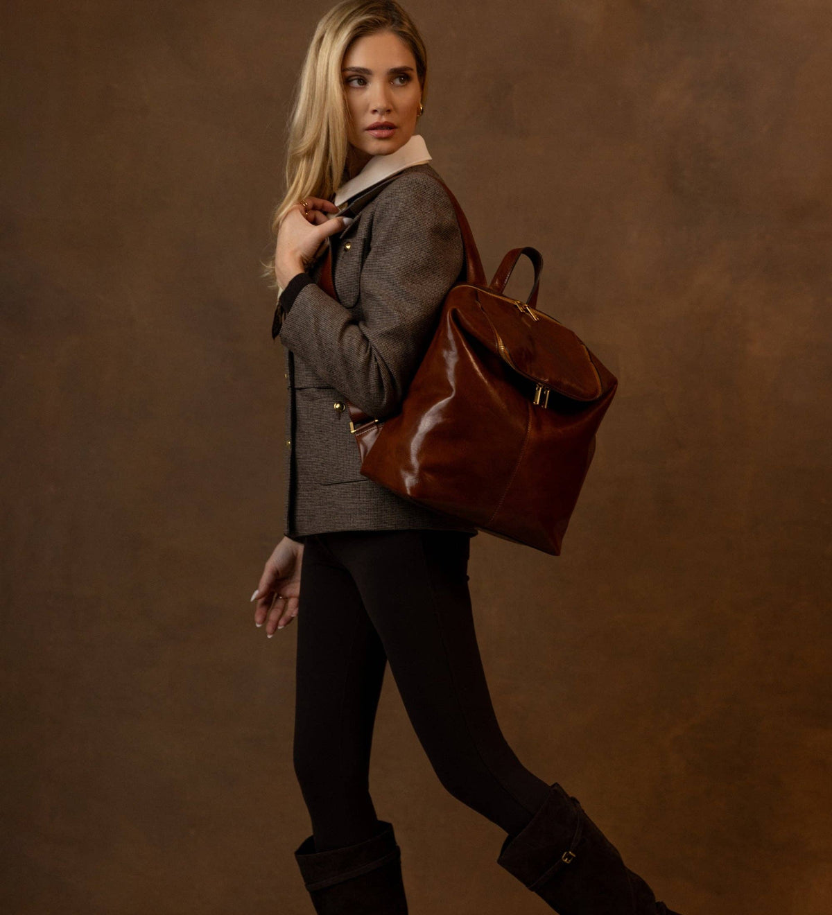 A Bend in the River brown women's leather backpack in Italian Vachetta (Time Resistance) — view 9