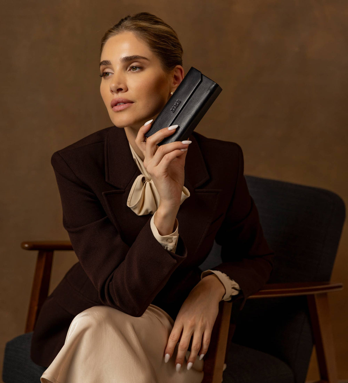 The Riddle of the Sands black leather glasses case in Italian Vachetta (Time Resistance) — view 7