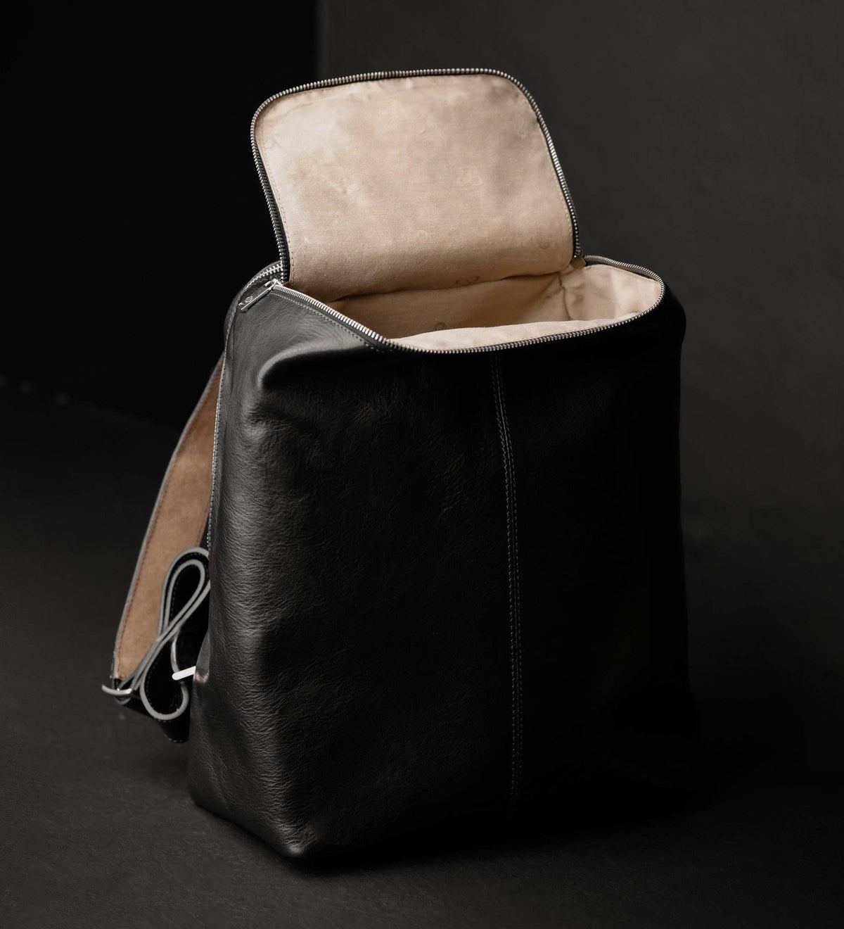 A Bend in the River black women's leather backpack in Italian Vachetta (Time Resistance) — view 7