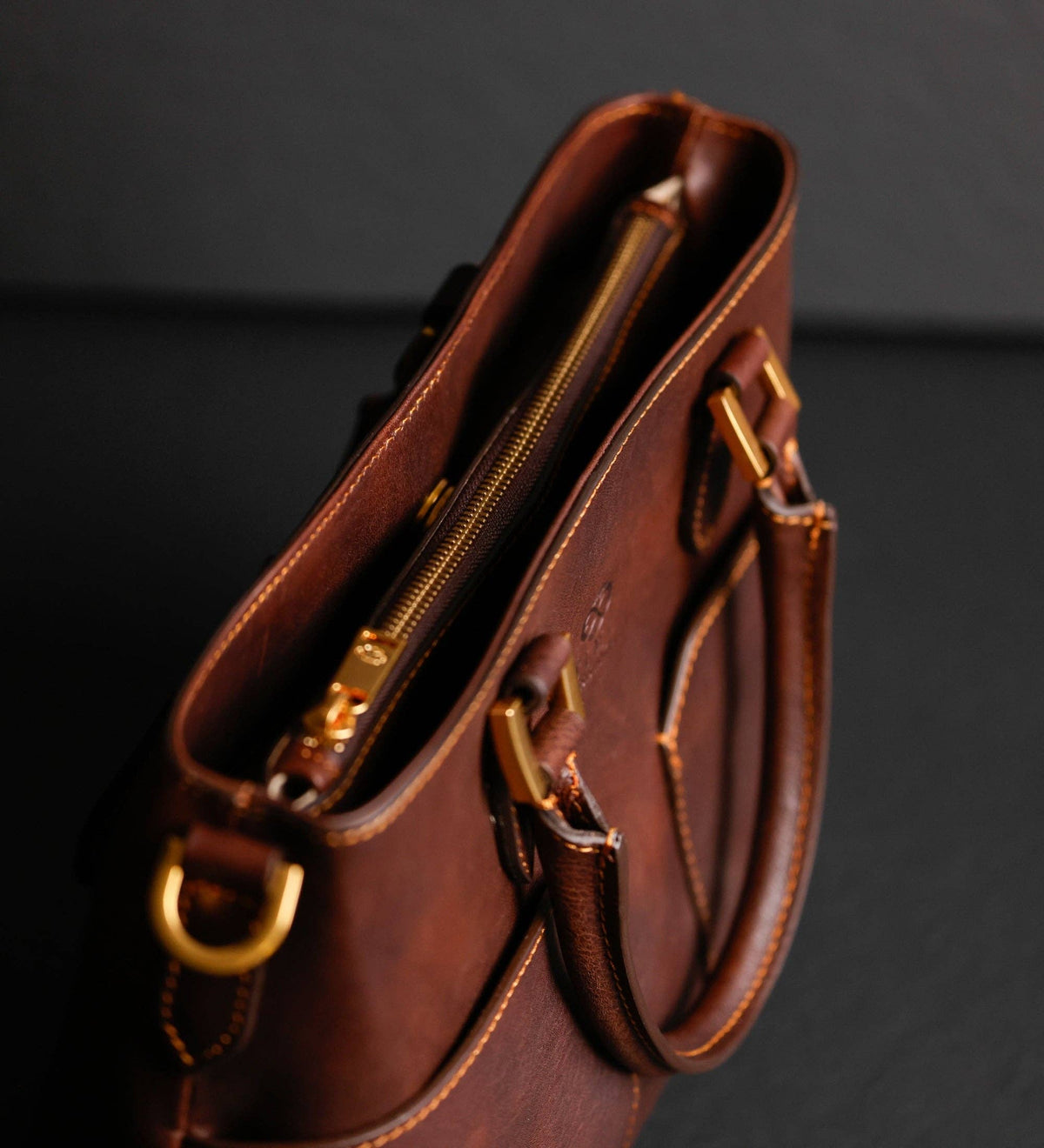 Camilla — close-up of the carry handles and stitching