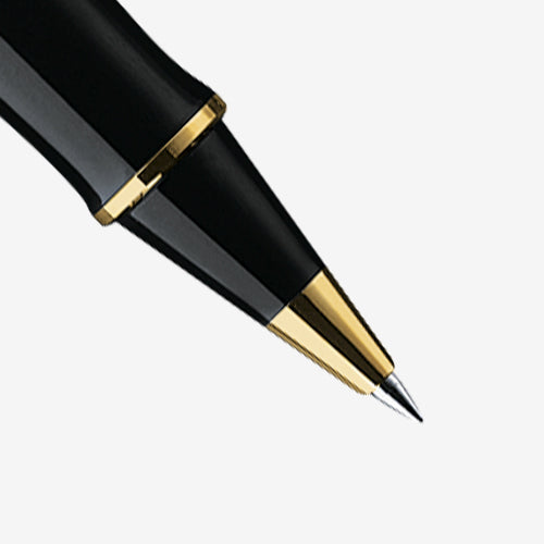 Close-up of the Pelikan Souverän R800 rollerball tip and gold-plated trim