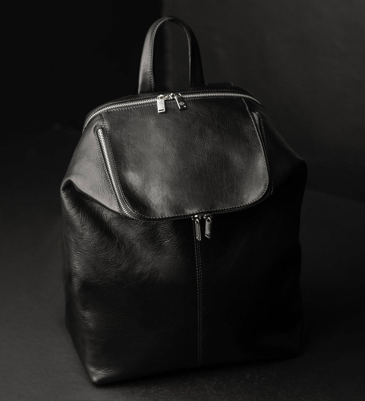 A Bend in the River black women's leather backpack in Italian Vachetta (Time Resistance) — view 2