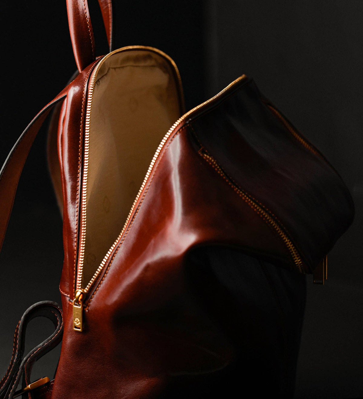 A Bend in the River brown women's leather backpack in Italian Vachetta (Time Resistance) — view 7