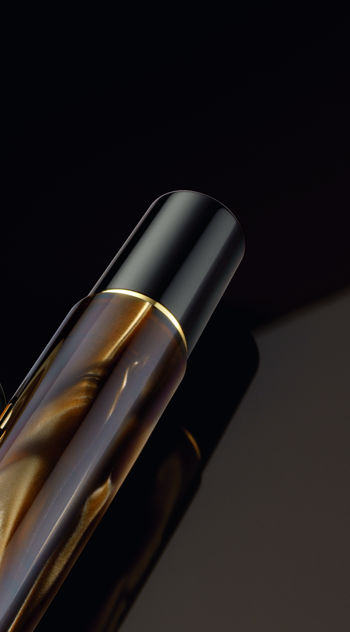 Close-up of the Pelikan M200 barrel in brown marbled resin, showing the swirled pattern and gold trim ring