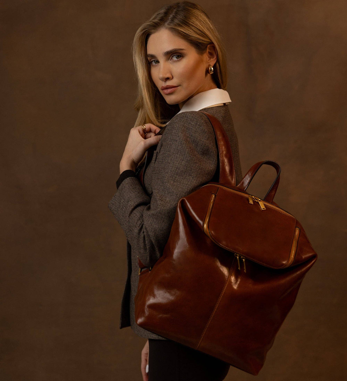 A Bend in the River brown women's leather backpack in Italian Vachetta (Time Resistance) — view 8