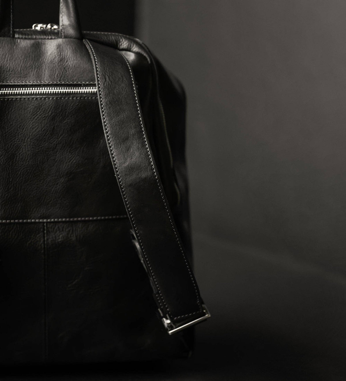 A Bend in the River black women's leather backpack in Italian Vachetta (Time Resistance) — view 5
