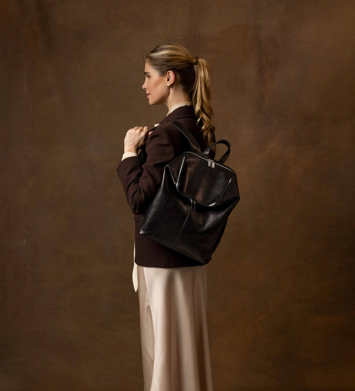 A Bend in the River black women's leather backpack in Italian Vachetta (Time Resistance) — view 9