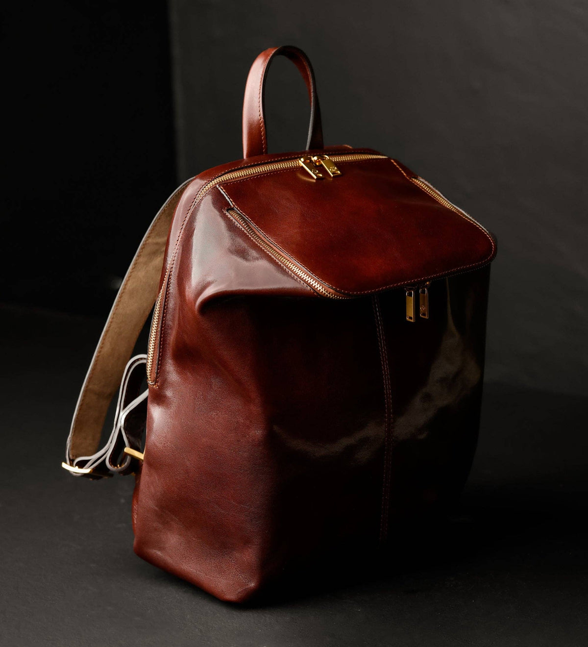 A Bend in the River brown women's leather backpack in Italian Vachetta (Time Resistance) — view 3