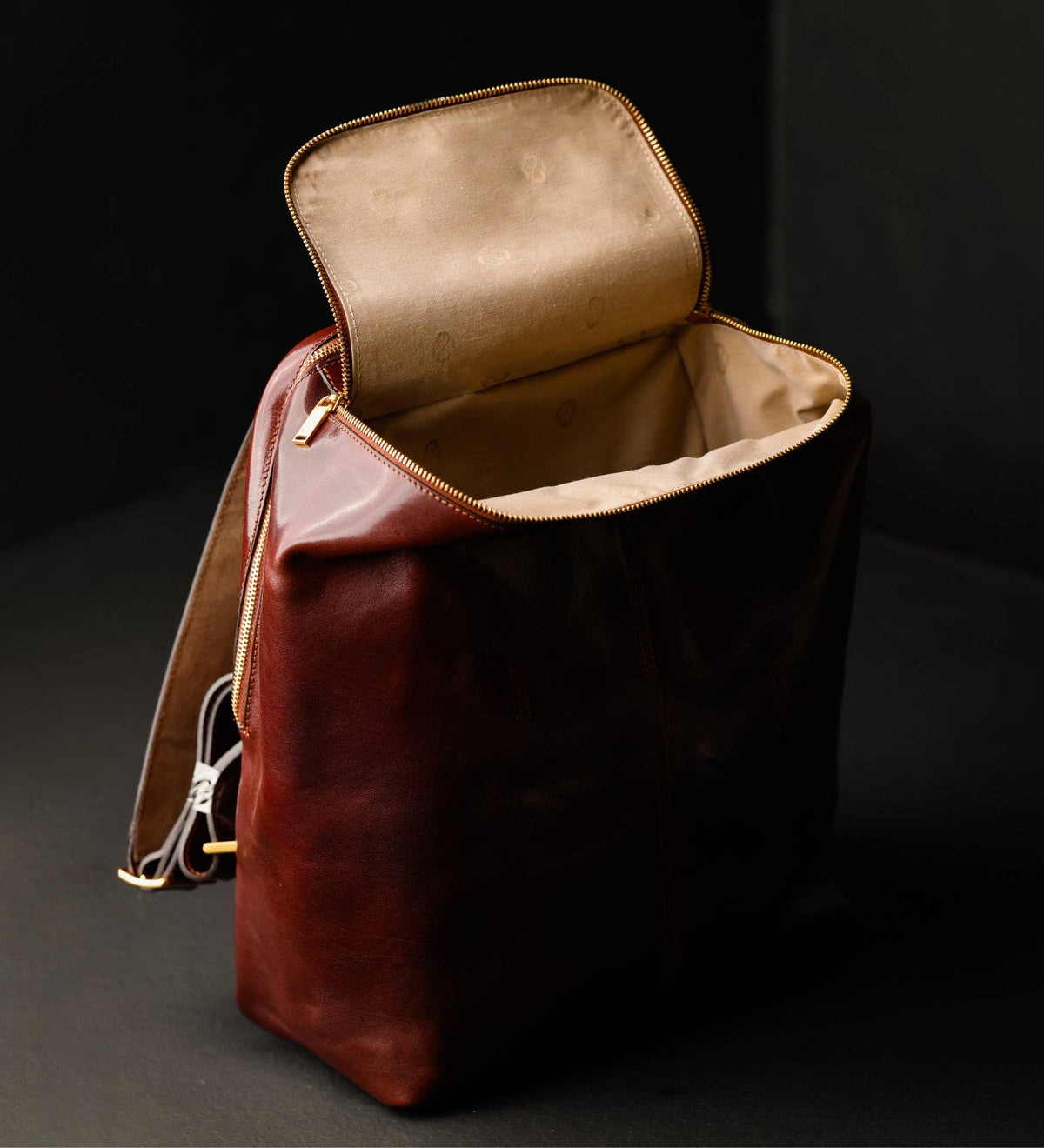 A Bend in the River brown women's leather backpack in Italian Vachetta (Time Resistance) — view 6