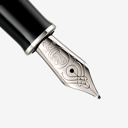 Close-up of the Pelikan Souverän M805 Stresemann 18-carat gold nib, fully rhodium-plated