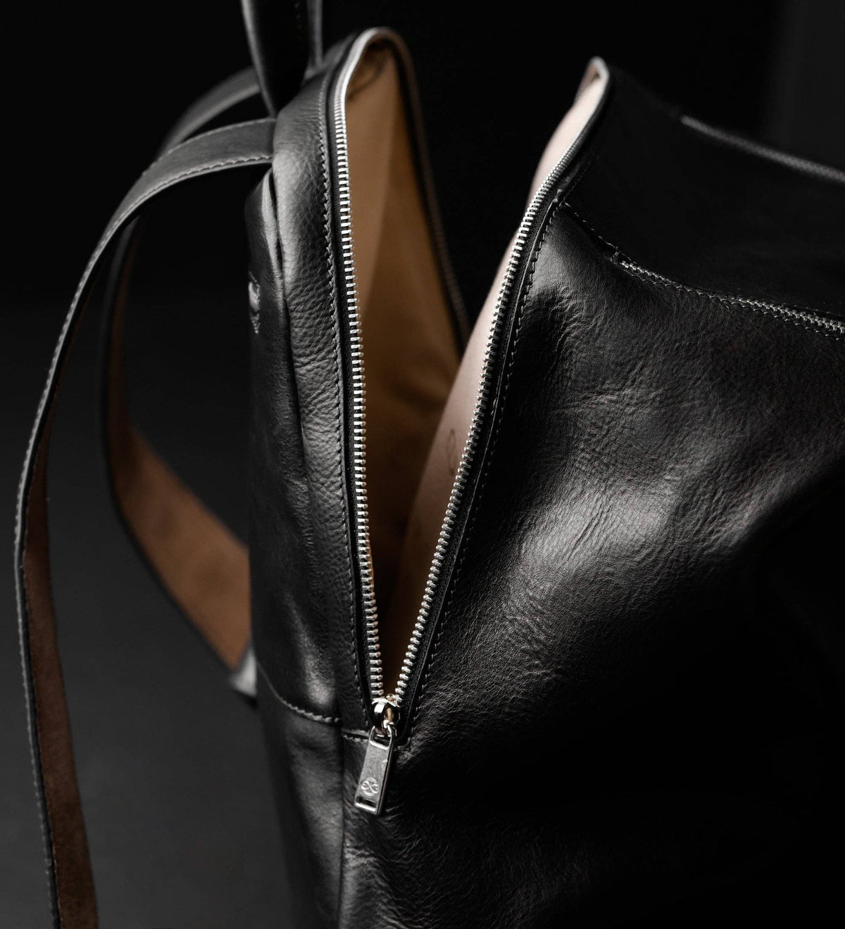 A Bend in the River black women's leather backpack in Italian Vachetta (Time Resistance) — view 8