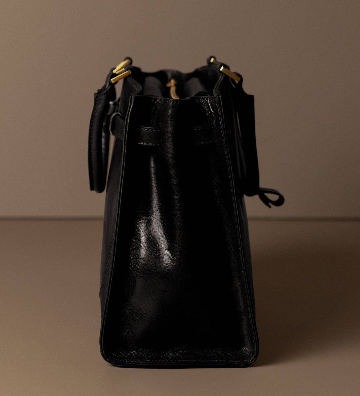 Shirley — side profile with the detachable shoulder strap attached