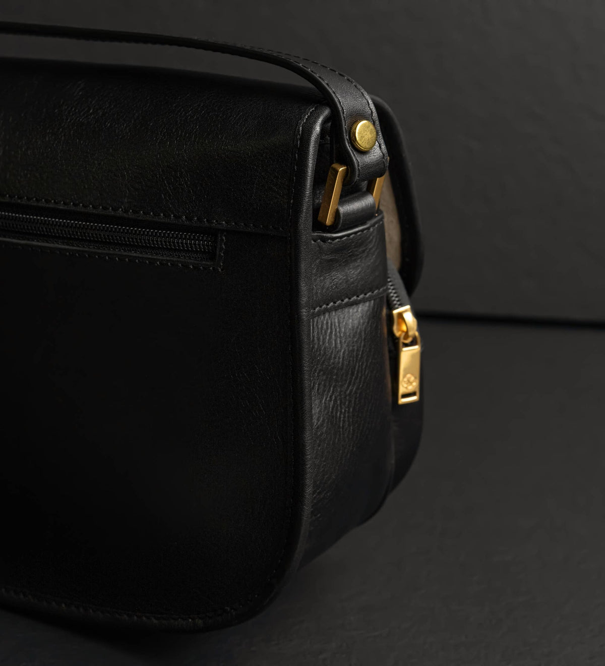 Women in Love black leather saddle bag in Italian Vachetta (Time Resistance) — view 6