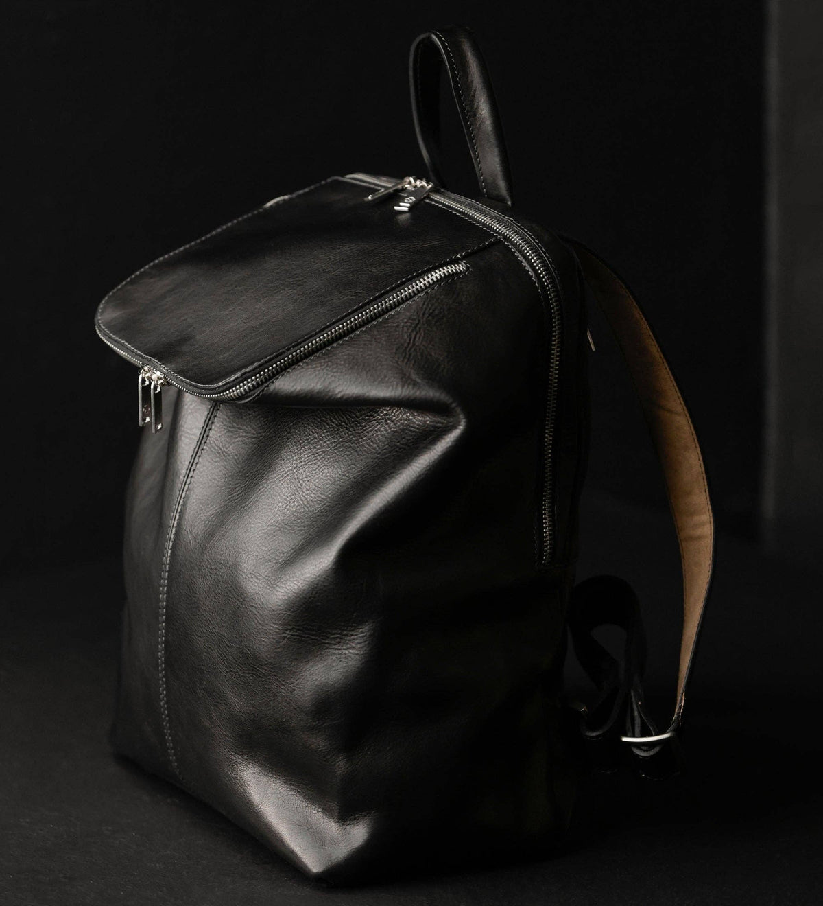 A Bend in the River black women's leather backpack in Italian Vachetta (Time Resistance) — view 3